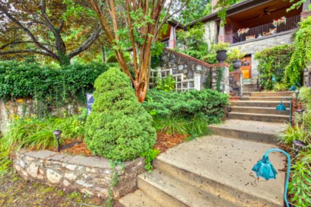 English Roses in Lake Junaluska, United States