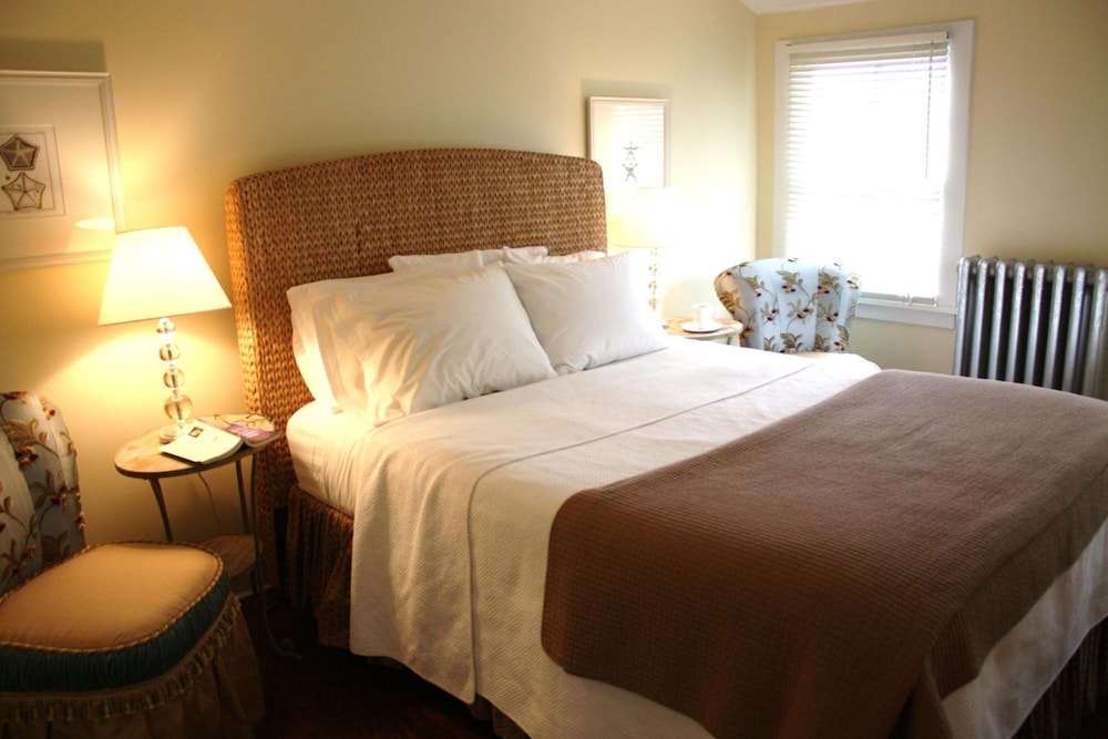 The Oak Bluffs Inn - photo 18