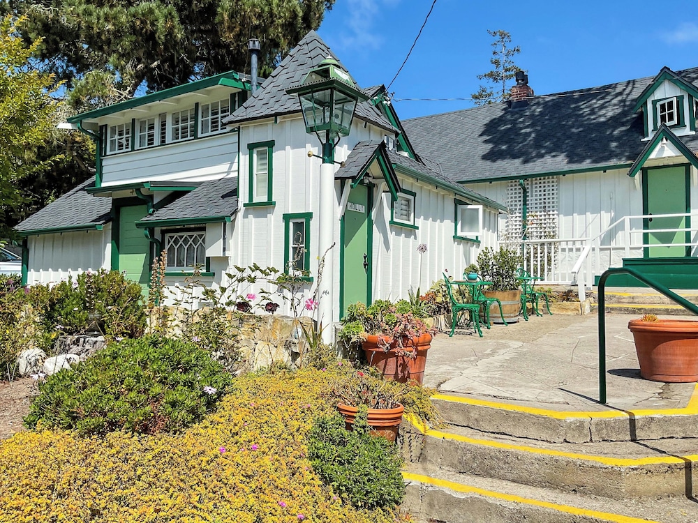 Carmel Green Lantern Inn - photo 100