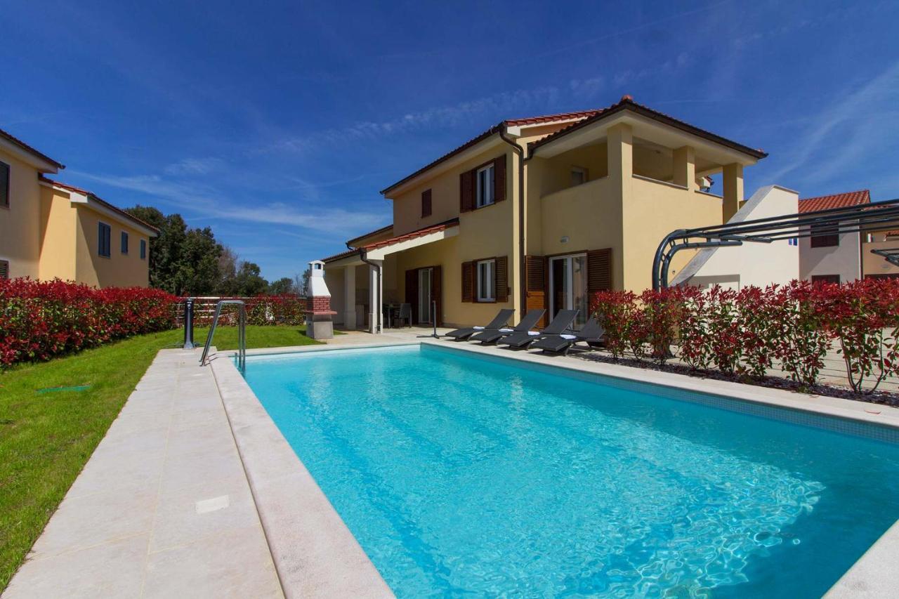 Complex of Two Villas Aurora Marisol with 2 Pools Only 200m From the Beach for Up To 20 Persons Wiibuk — 4-Star Luxury Hotel in Medulin, Croatia