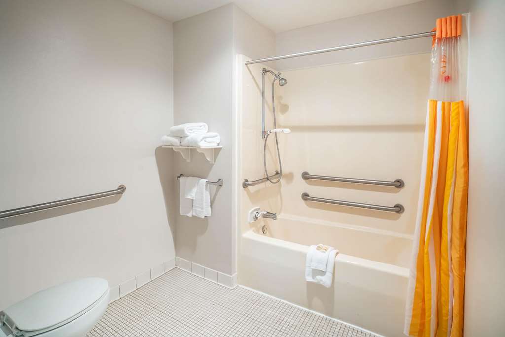 La Quinta Inn & Suites by Wyndham Nashville Franklin - photo 9
