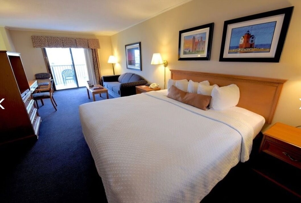 Grand Mackinaw Beachfront and Waterpark - photo 3