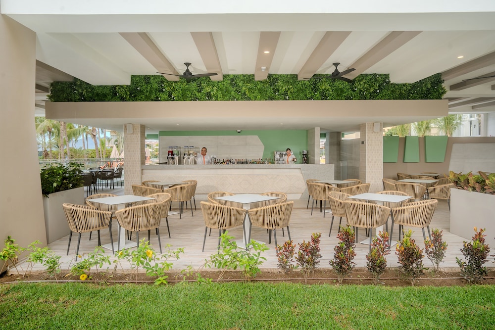 Poolside bar