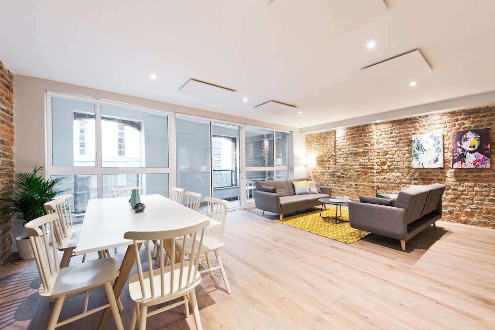 Temple Bar Crowne Square Apartments — 4-Star Luxury Hotel in Dublin, Republic of Ireland