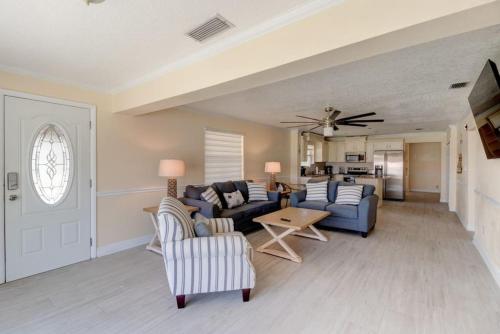 3 Bedroom 2 Bath Home Walking Distance To Beach — 4-Star Luxury Hotel in Ormond Beach, United States
