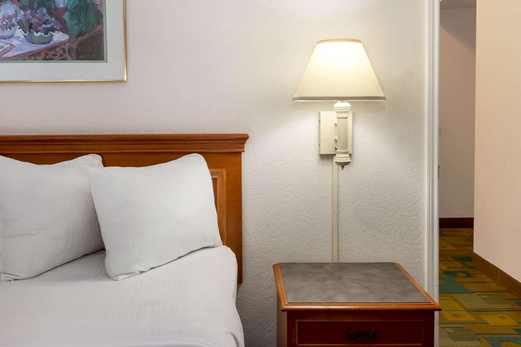 La Quinta Inn by Wyndham Albuquerque Northeast - photo 19
