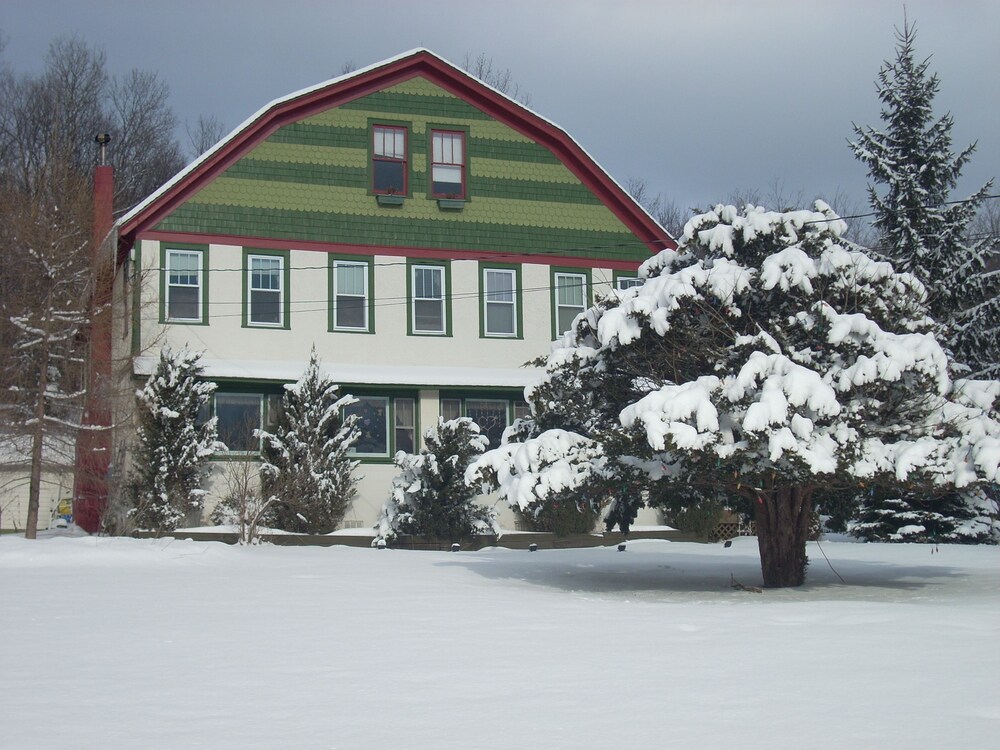 Gateway Lodge Bed & Breakfast — 5-Star Luxury Hotel in Monticello, United States