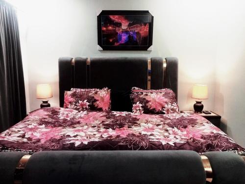 One Bed Luxury Condo Eiffel tower phase 7 - last minute hotel in Rawalpindi