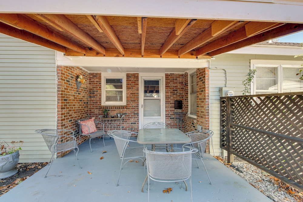 Missouri Escape with Furnished Patio Near Downtown — hotel in Nevada