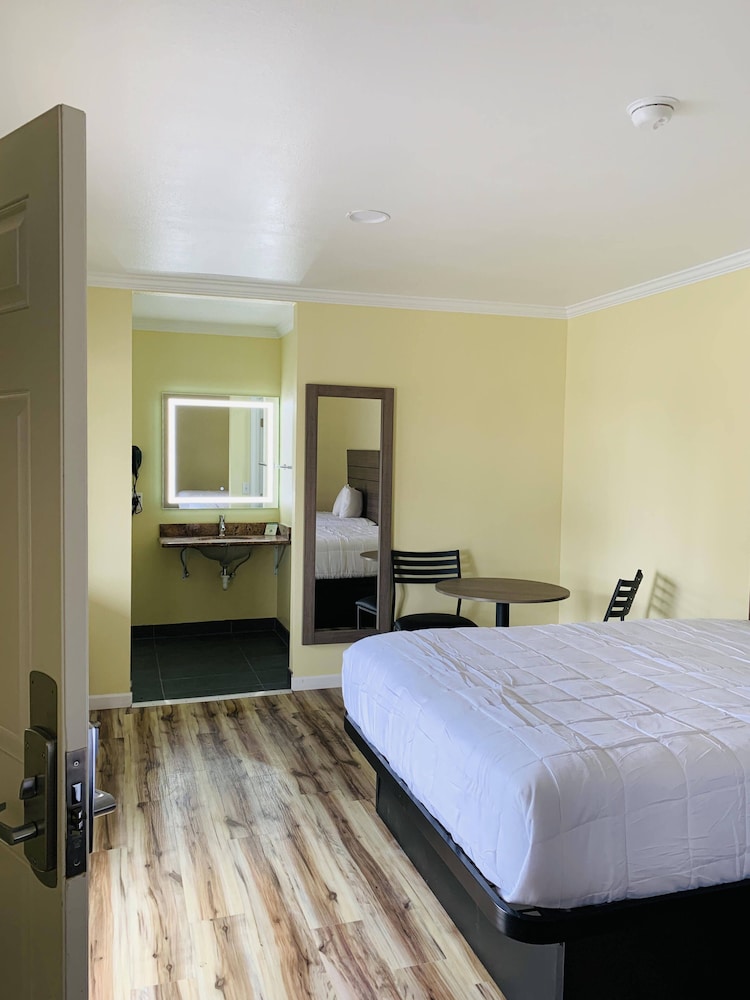 Central Coast Inn - photo 6