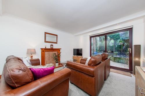 Courtyard Cottage with free onsite parking garden short flat walk to town