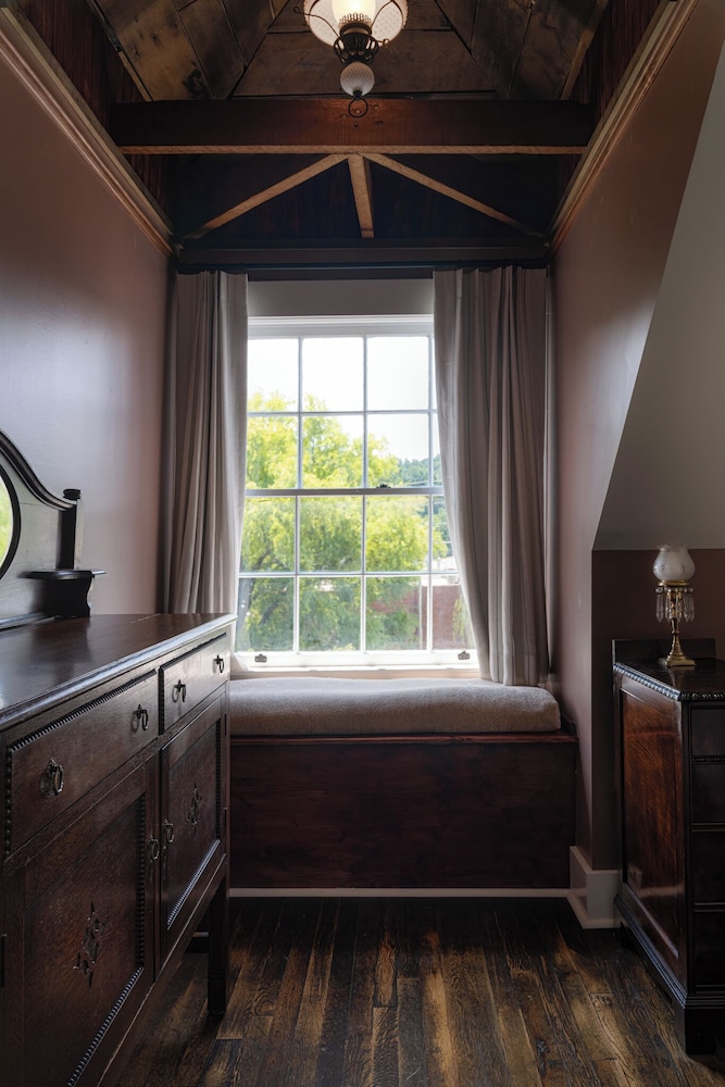 The NuWray Hotel & Carriage House - photo 43