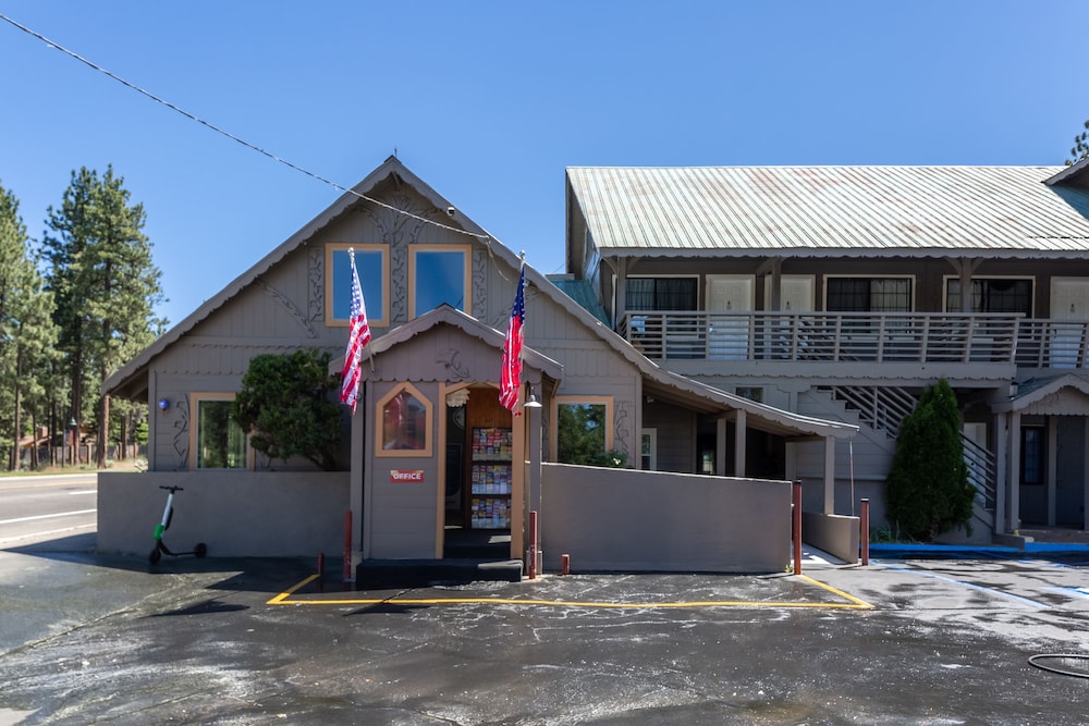 Econo Lodge Inn & Suites Heavenly Village Area - photo 35