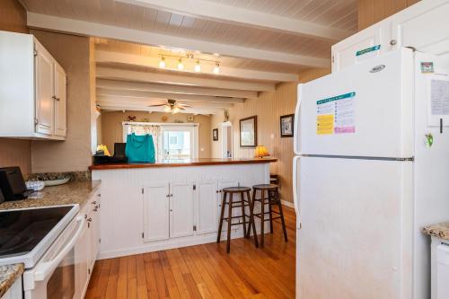 Coastal Breeze by Oak Island Accommodations - photo 3