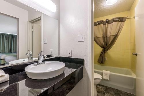 Concorde Inn Suites Pekin - photo 49