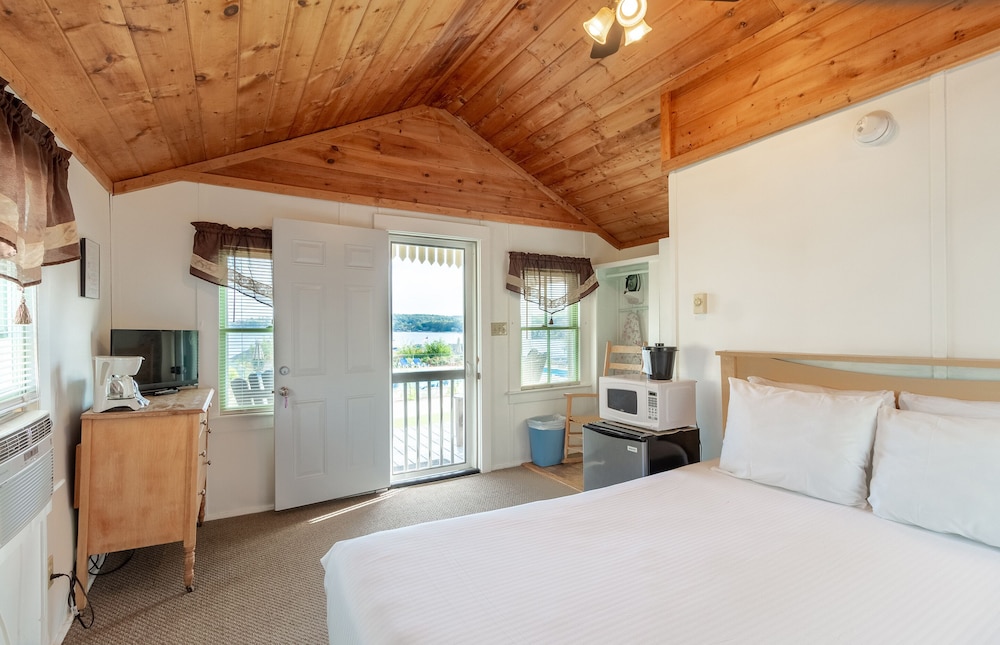 Half Moon Motel & Cottages - photo 7