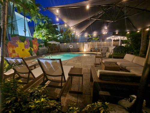 Duval Street Suite overlooking Duval with parking and pool — 4-Star Luxury Hotel in Key West, United States