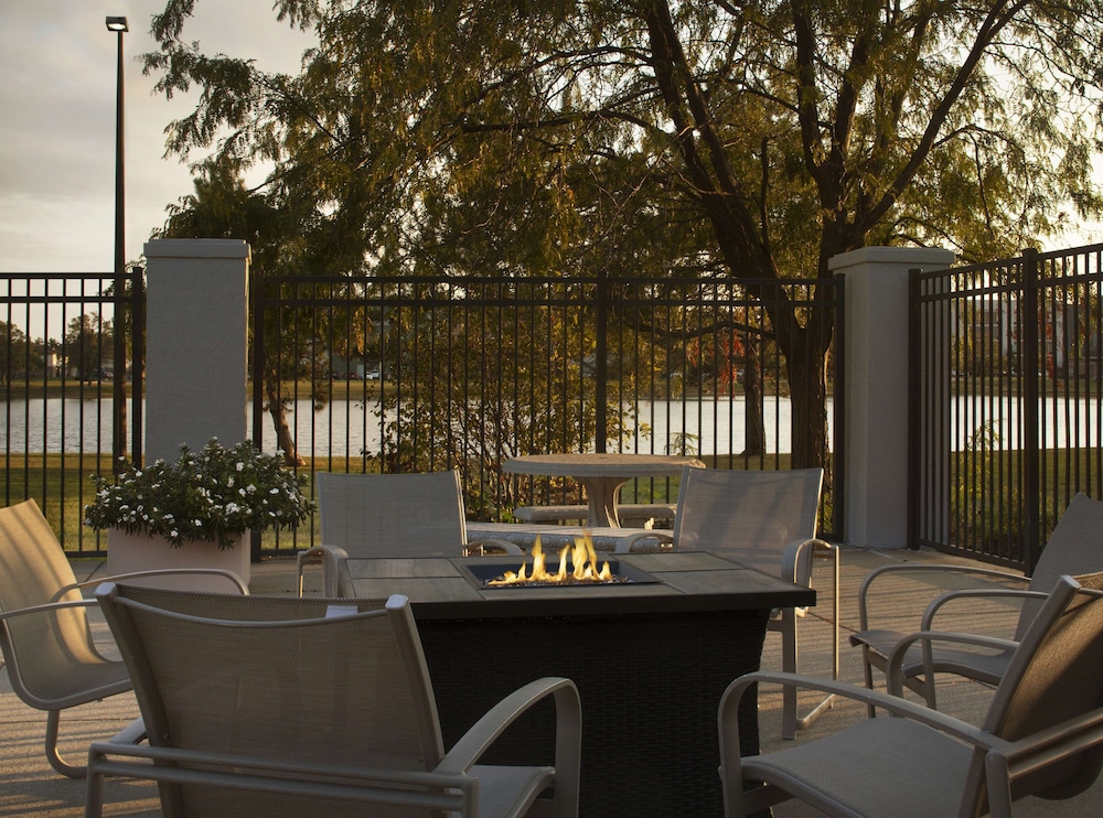 Hampton Inn Evansville - photo 32