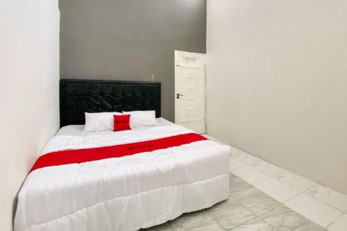 RedDoorz Syariah near RSU Sylvani Binjai — hotel in Binjai