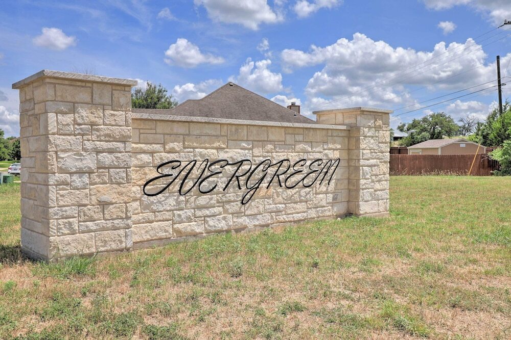 Unwind Fireside Harker Family Retreat w Yard — hotel in Harker Heights