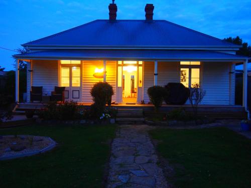 Windsor Cottage — 4-Star Luxury Hotel in Kingston Beach, Australia