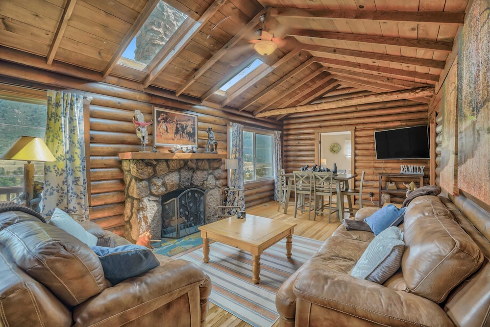 3BD Cowboy Cabin Pikes Peak Mountain Log Cabin — 4-Star Luxury Hotel in Cascade, United States