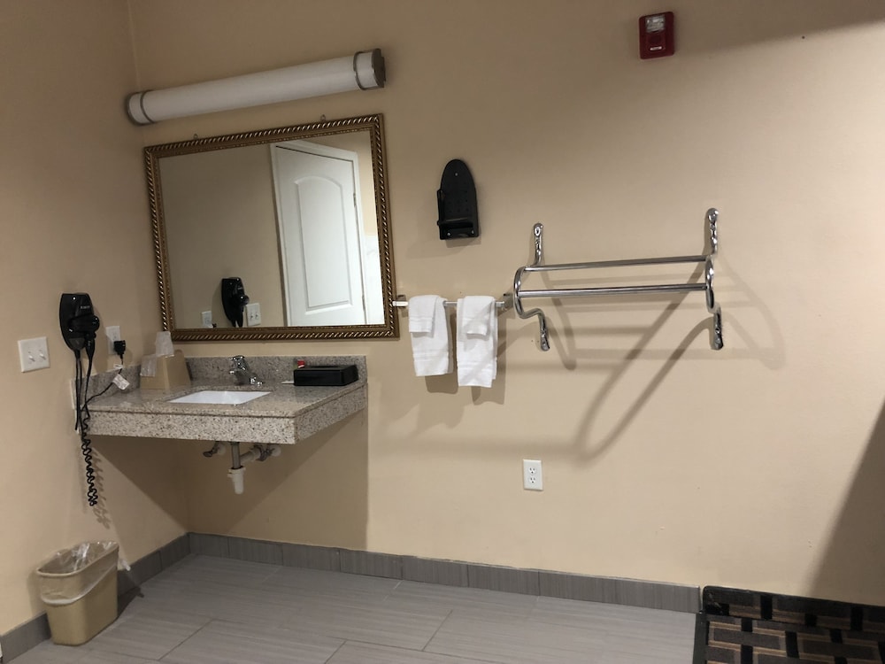 Downtowner Inns & Suites - photo 26