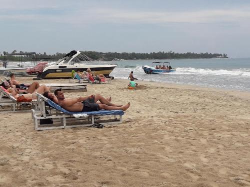 Surf reef beach - carbon neutral hotel in Trincomalee