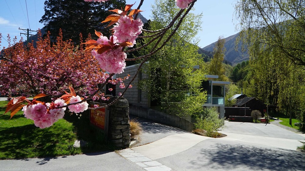 The Arrow Private Hotel