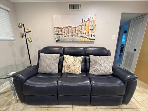 Two bedroom apt with desk washer dryer & pool — 4-Star Luxury Hotel in Baton Rouge, United States