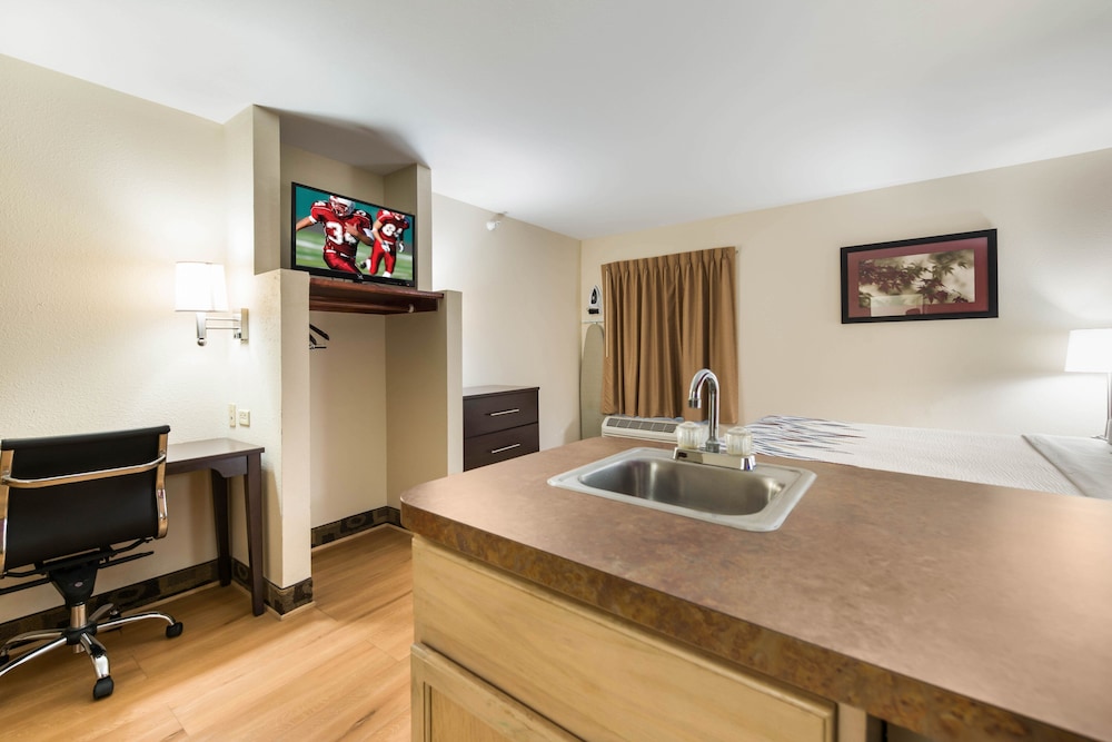 Econo Lodge Inn & Suites - photo 20
