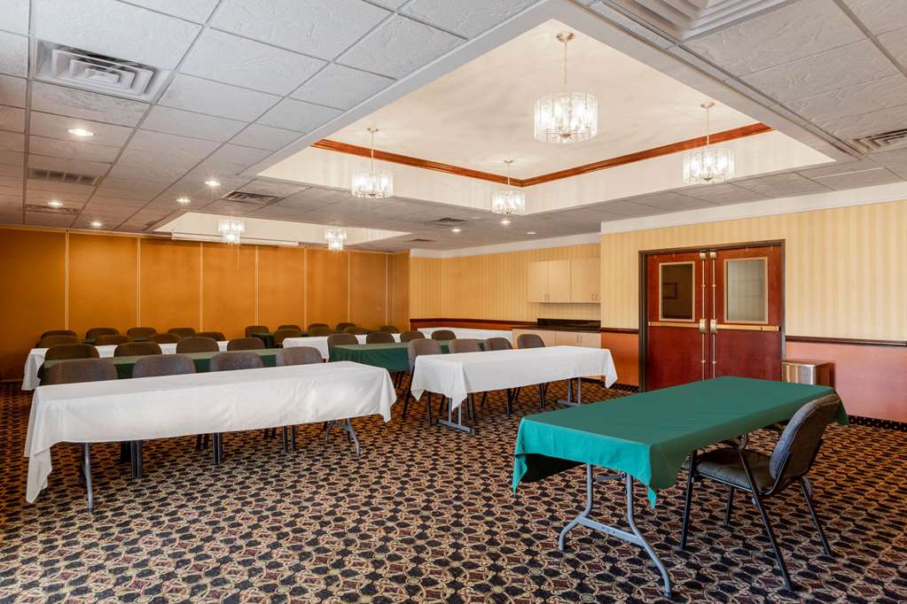 La Quinta Inn & Suites by Wyndham Dodge City - photo 25