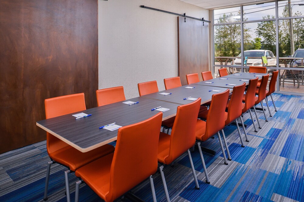 Holiday Inn Express & Suites Siloam Springs by IHG - photo 47