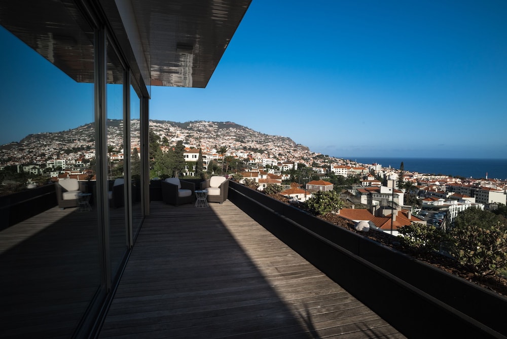 ARTS IN Penthouse Apartments Til Sol — 4-Star Luxury Hotel in Funchal, Portugal