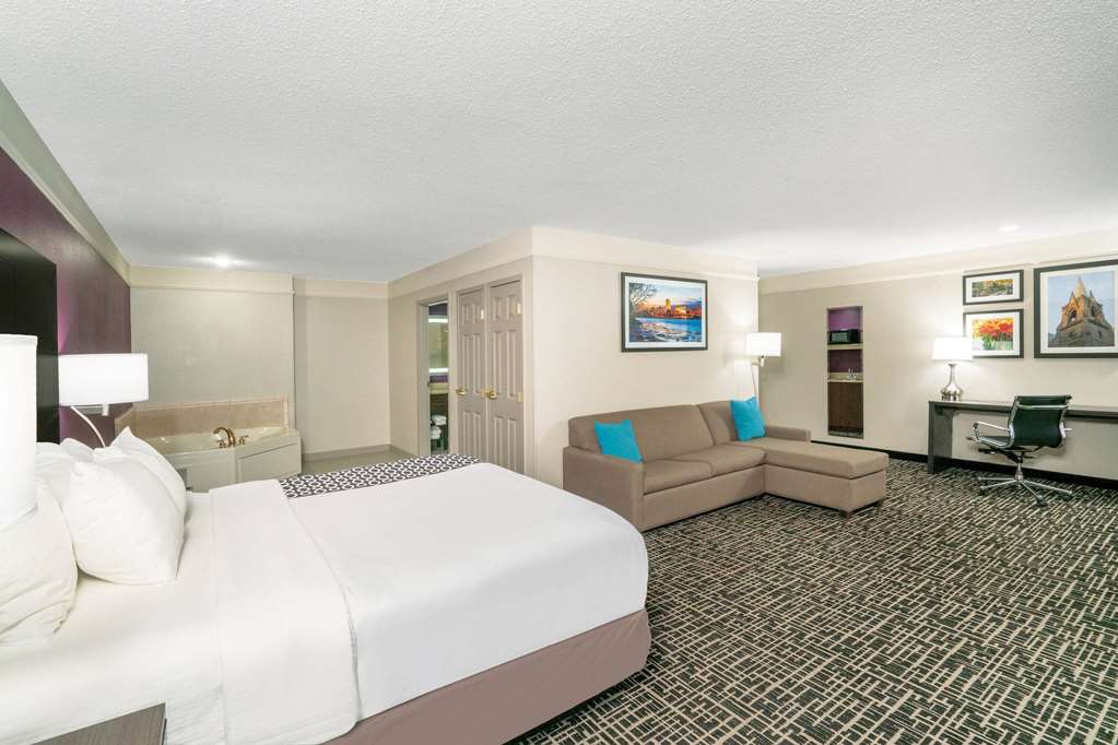 La Quinta Inn & Suites by Wyndham Latham Albany Airport - photo 20