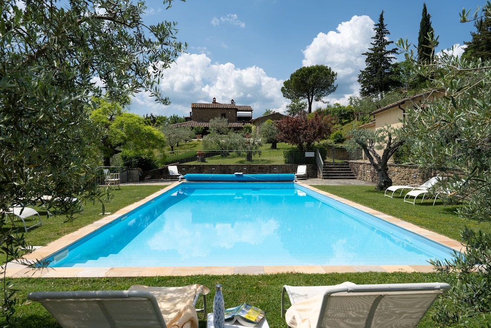 Villa Olivi — 4-Star Luxury Hotel in Pergine Valdarno, Italy
