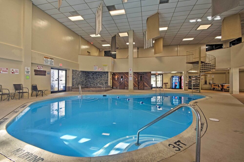 2 Mi to Skiing Resort Style Beech Mountain Condo - photo 3