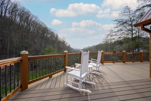 Secluded Cabin Stunning Mtn View Paved Drive — 4-Star Luxury Hotel in Sevierville, United States