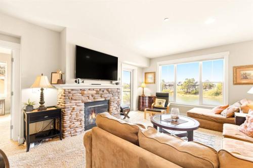 Seaside Waterfront condo walking to downtown and beach — 4-Star Luxury Hotel in Seaside, United States