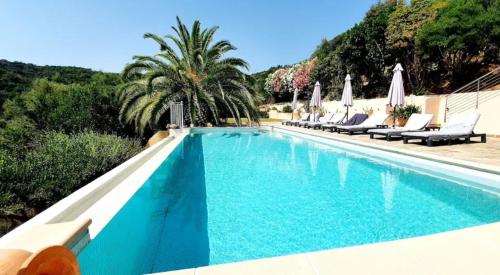 Villa Avec Vue Sur la Mer a Sari Solenzara Piscine Privee — 4-Star Luxury Hotel in Sari-Solenzara, France