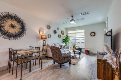 Trendy Condo on Riverwalk Free Parking Pet Friendly Centrally Located on the Riverwalk — 4-Star Luxury Hotel in San Antonio, United States