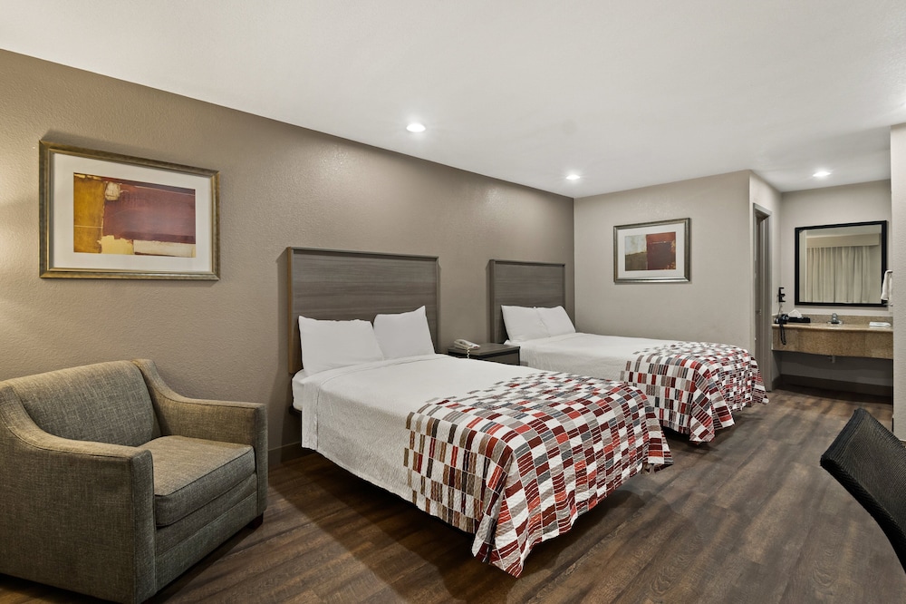 Red Roof Inn & Suites Irving DFW Airport South - photo 21