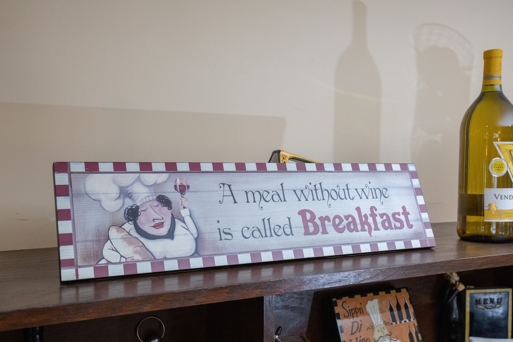 Vendange Carmel Inn & Suites - photo 36