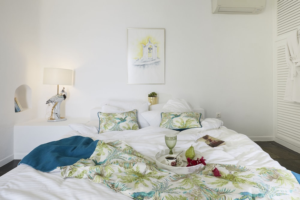 Ftelari Villa — 4-Star Luxury Hotel in Oia, Greece