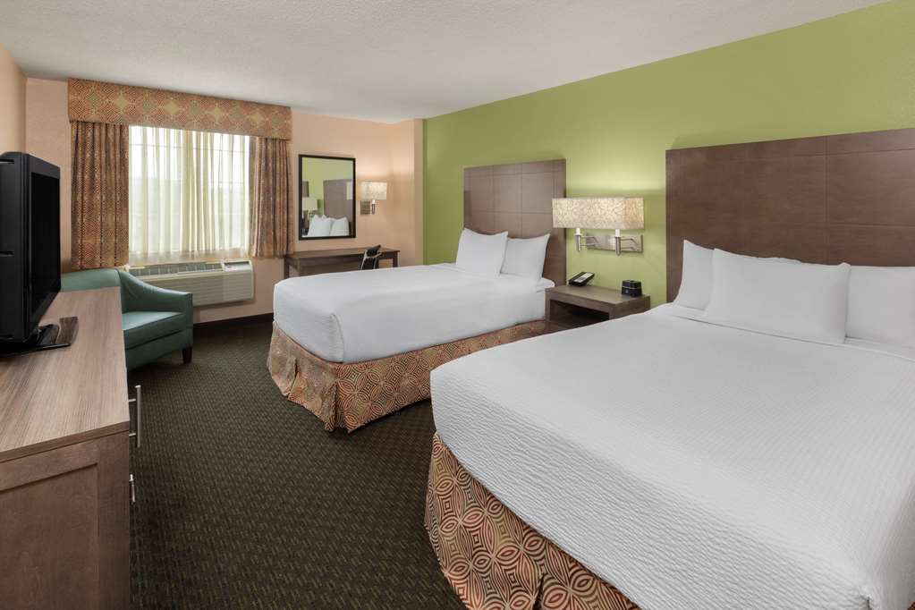 La Quinta Inn & Suites by Wyndham San Antonio Medical Ctr NW - photo 2