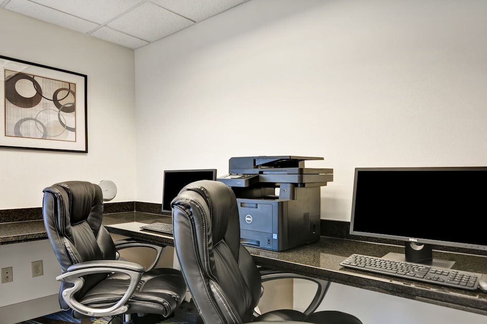 Holiday Inn Express & Suites New Berlin by IHG - photo 28