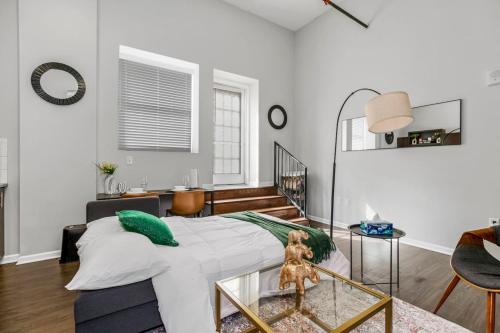 Comfy 1BR Parking Rooftop Near Arrowhd & TMobile — 4-Star Luxury Hotel in Kansas City, United States