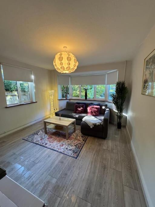Spacious 3 bed garden & parking — Finchampstead — photo 3