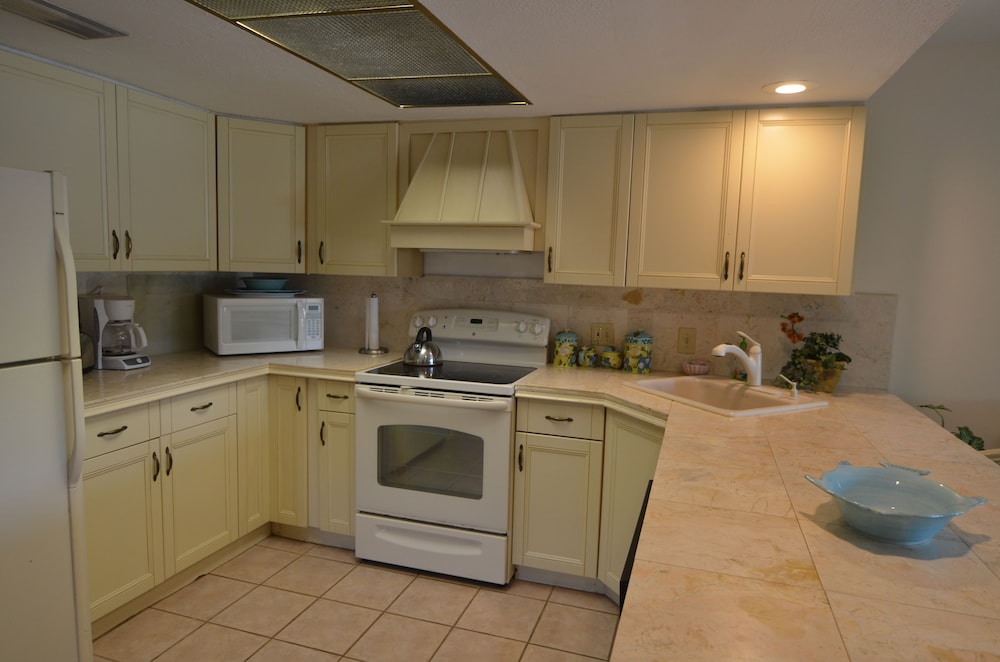 Oasis at John's Pass Madeira Beach - photo 23