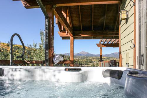 Byers Peak Mountain Escape Winter Park Retreat with Scenic Views — 4-Star Luxury Hotel in Fraser, United States